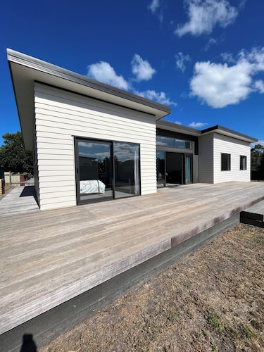 Exclusive BookaBach. 1 min Walk To Beach. 4 Queen Beds. Warm, Sunny Beach House.