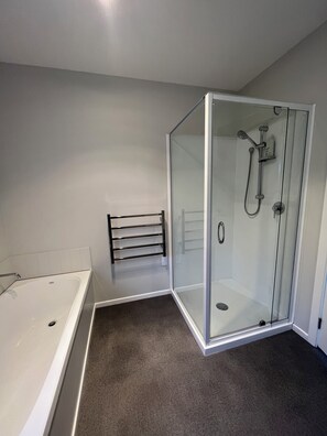 Dusche, Handtücher, Seife, Toilettenpapier