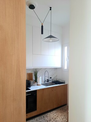 Kjøleskap, mikrobølgeovn, ovn og kokeplater