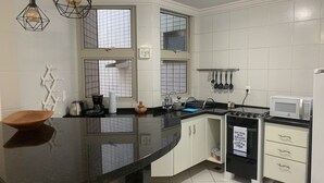 Kaffetrakter/tekoker, kjøleskap, mikrobølgeovn og ovn