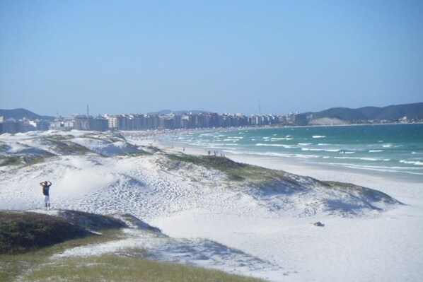 On the beach - Large 2-bedroom apartment, 5 min. walk to beach, free WiFi. Ideal for family. (Cabo Frio)