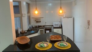 Kaffetrakter/tekoker, kjøleskap, mikrobølgeovn og ovn