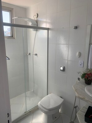 Shower, hair dryer, towels, toilet paper - Large 2-bedroom apartment, 5 min. walk to beach, free WiFi. Ideal for family. (Cabo Frio)