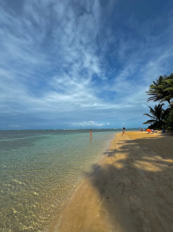 Beach - Spacious 3-bedroom apartment with beach walking access and great location. (Luquillo)