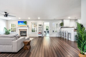 Smart TV, fireplace, ping pong - ⥼The Aire⥽ Bright 3200 SQ FEET 4 Bed 3 Bath Home (Madison)