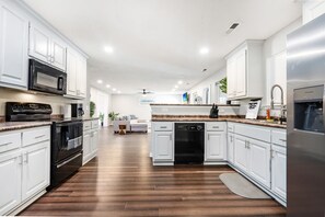 Fridge, microwave, oven, stovetop - ⥼The Aire⥽ Bright 3200 SQ FEET 4 Bed 3 Bath Home (Madison)