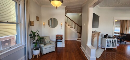 Historic Spacious 4-bedroom corner house on the Park - Brickhaven by the Park