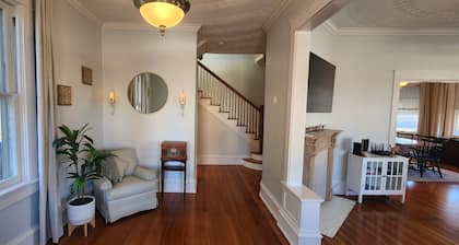 Historic Spacious 4-bedroom corner house on the Park - Brickhaven by the Park