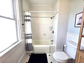 Hair dryer, towels, soap, shampoo - Historic Spacious 4-bedroom corner house on the Park - Brickhaven by the Park (Cape Charles)