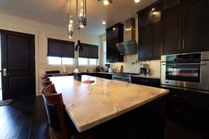 Fridge, microwave, oven, stovetop - Charming 3-bedroom house in Whitefish (Whitefish)