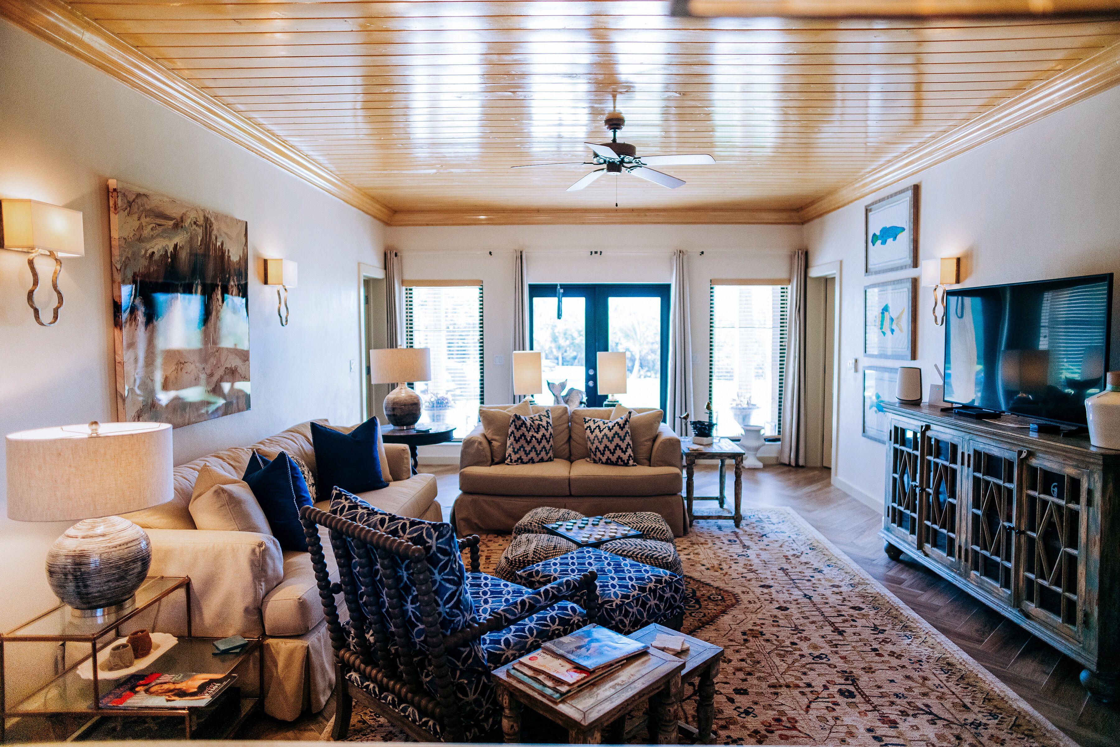 Smart-tv, dvd-spelare, böcker och en stereo