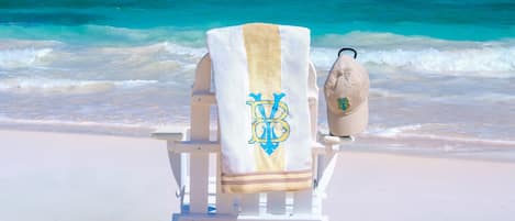 Sur la plage, chaise longue, serviettes de plage