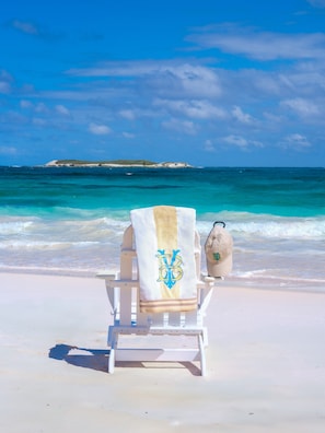 Plage, chaises longues, serviettes de plage