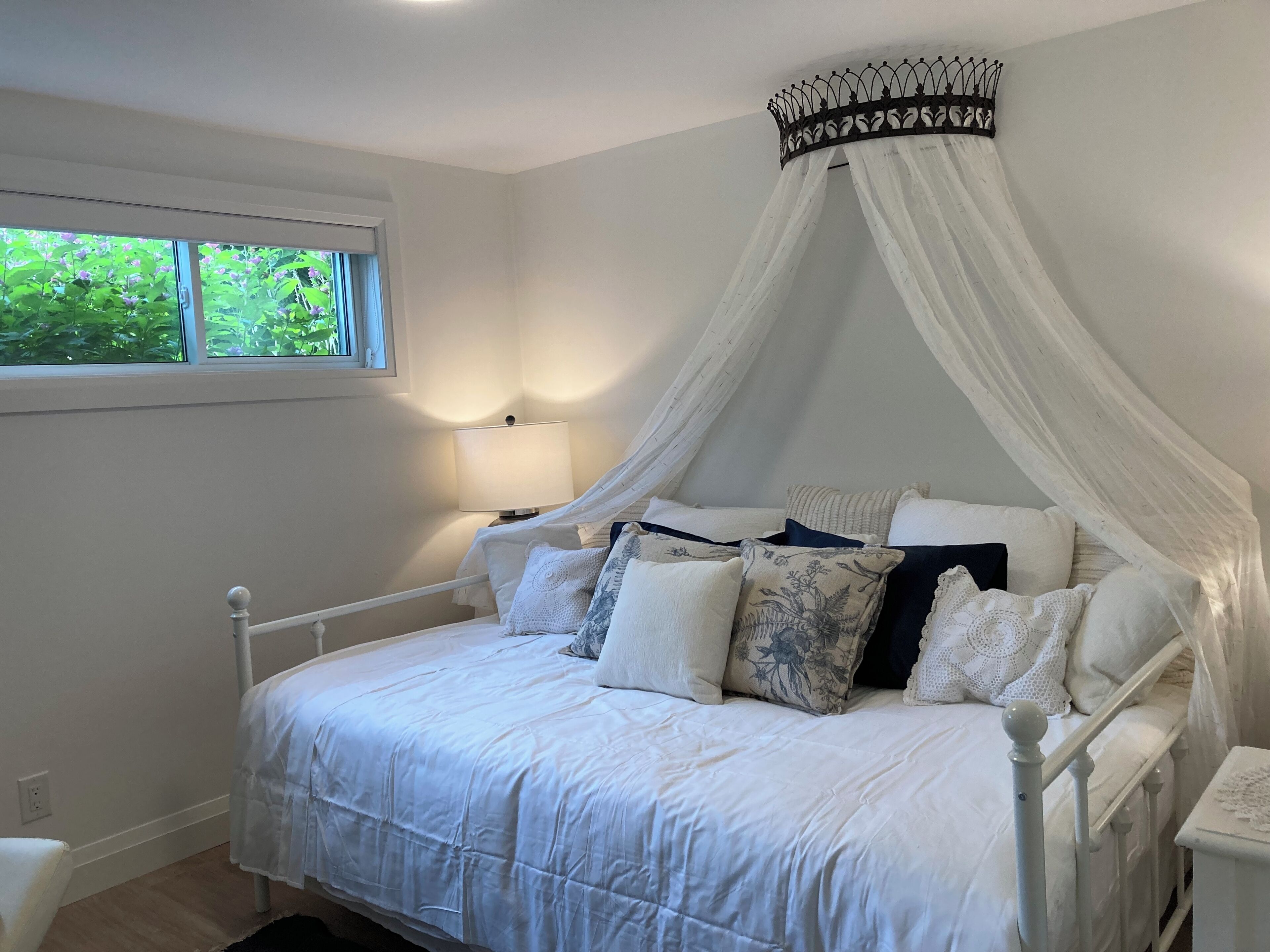 2 habitaciones, escritorio y tabla de planchar con plancha 