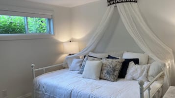 2 makuuhuonetta, työpöytä, silitysrauta/-lauta, vauvan matkasänky