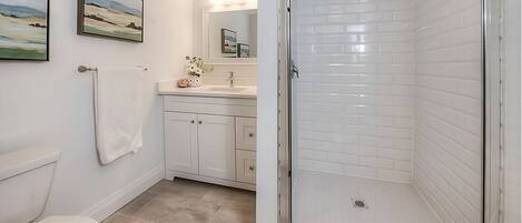 Bruser, miljøvenlige toiletartikler, hårtørrer, håndklæder