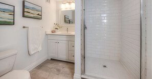 Een douche, milieuvriendelijke toiletartikelen, een haardroger