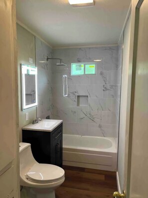 Serviettes fournies, savon, papier toilette