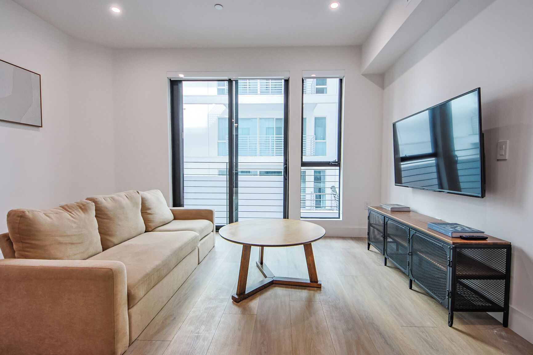2-Bedroom, 1-Bath Apartment Near the Iconic Santa Monica Pier