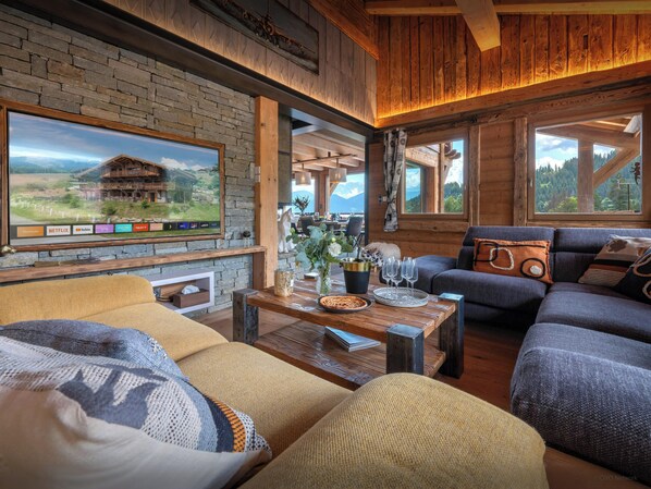 Télévision, cheminée, chaîne hi-fi