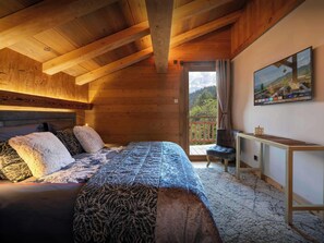 6 bedrooms, iron/ironing board, WiFi, bed sheets