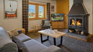 Fernseher, Kamin, Tischfußball
