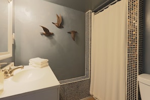 Dusche, umweltfreundliche Kosmetikartikel, Bidet, Handtücher