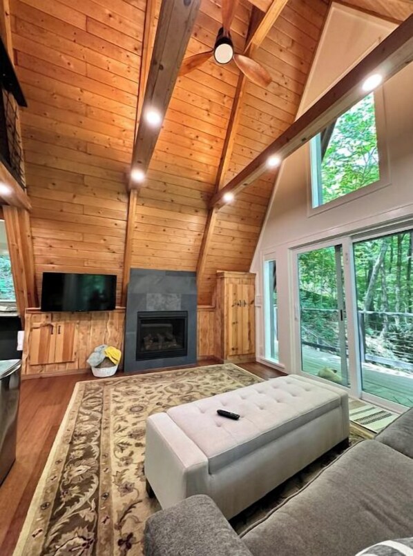 Smart TV - A-Frame cabin in the woods (Waynesville)