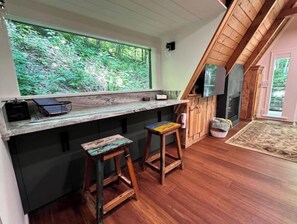 Fridge, oven, stovetop, coffee/tea maker - A-Frame cabin in the woods (Waynesville)