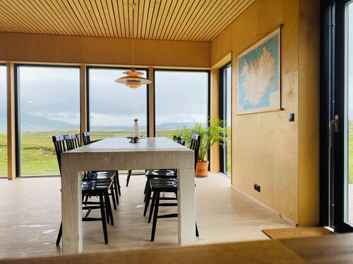 Delightful mountain-view cottage in Golden Circle with outdoor Hot Tub & Sauna