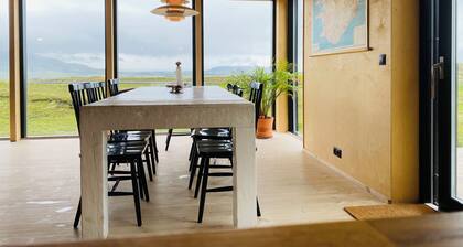 Delightful mountain-view cottage in Golden Circle with outdoor Hot Tub & Sauna