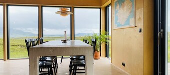 Delightful mountain-view cottage in Golden Circle with outdoor Hot Tub & Sauna