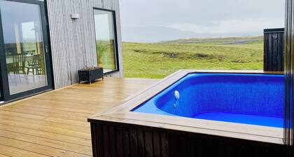 Delightful mountain-view cottage in Golden Circle with outdoor Hot Tub & Sauna