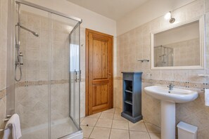 Dusche, Haartrockner, Bidet, Handtücher