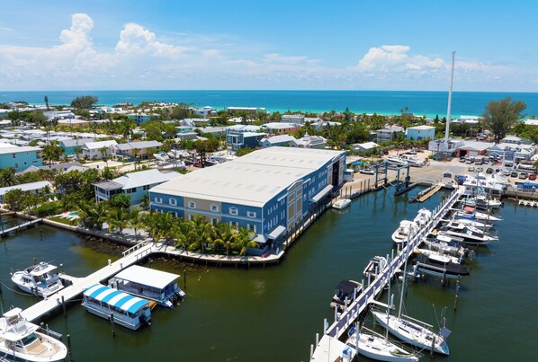Marina - AMI Condo W/Pool, Walk to Beach, Bars, Restaurants and Fishing! (Bradenton Beach)