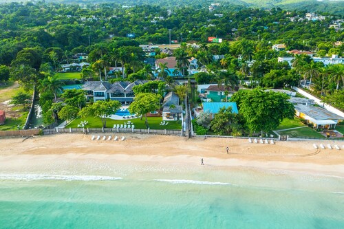 🏝️ Sleep to Caribbean Waves Pool | Beach + Pool + AC • Ocho Rio