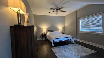 1 habitación, escritorio, tabla de planchar con plancha y cuna de viaje