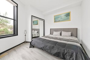 2 bedrooms, iron/ironing board, WiFi, bed sheets - KING BED/ AC/ Clgry trail/ Gateway/Whitemud (Edmonton)