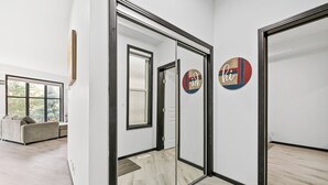 Um interior moderno com uma porta de vidro deslizante que dá para uma sala de estar, um sofá e vista para o exterior.