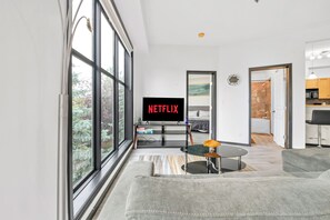 Smart TV - KING BED/ AC/ Clgry trail/ Gateway/Whitemud (Edmonton)