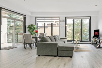 KING BED/ AC/ Clgry trail/ Gateway/Whitemud