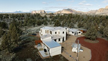 5 peaceful acres, separate entrance, parking and patio
@bendoregonelopements