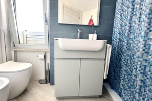 Shower, bidet, towels - M412 - Marcelli, three-room apartment with terrace and parking space (Marcelli)