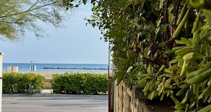 RM02 - Senigallia, three-room apartment facing the sea with parking space