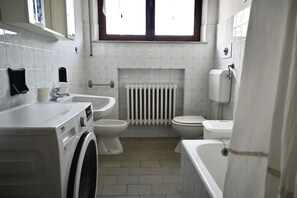Bidet, towels