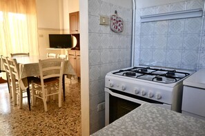 Fridge, dining tables - RM02 - Senigallia, three-room apartment facing the sea with parking space (Senigallia)