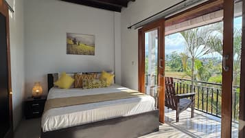 Quarto família, para não fumantes, vista para o jardim | Espaço de trabalho para notebook, Wi-Fi de cortesia, roupa de cama