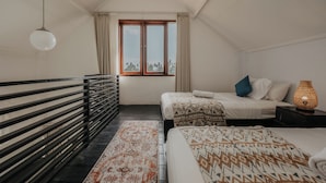 Quarto família, para não fumantes, vista para o jardim | Área de estar
