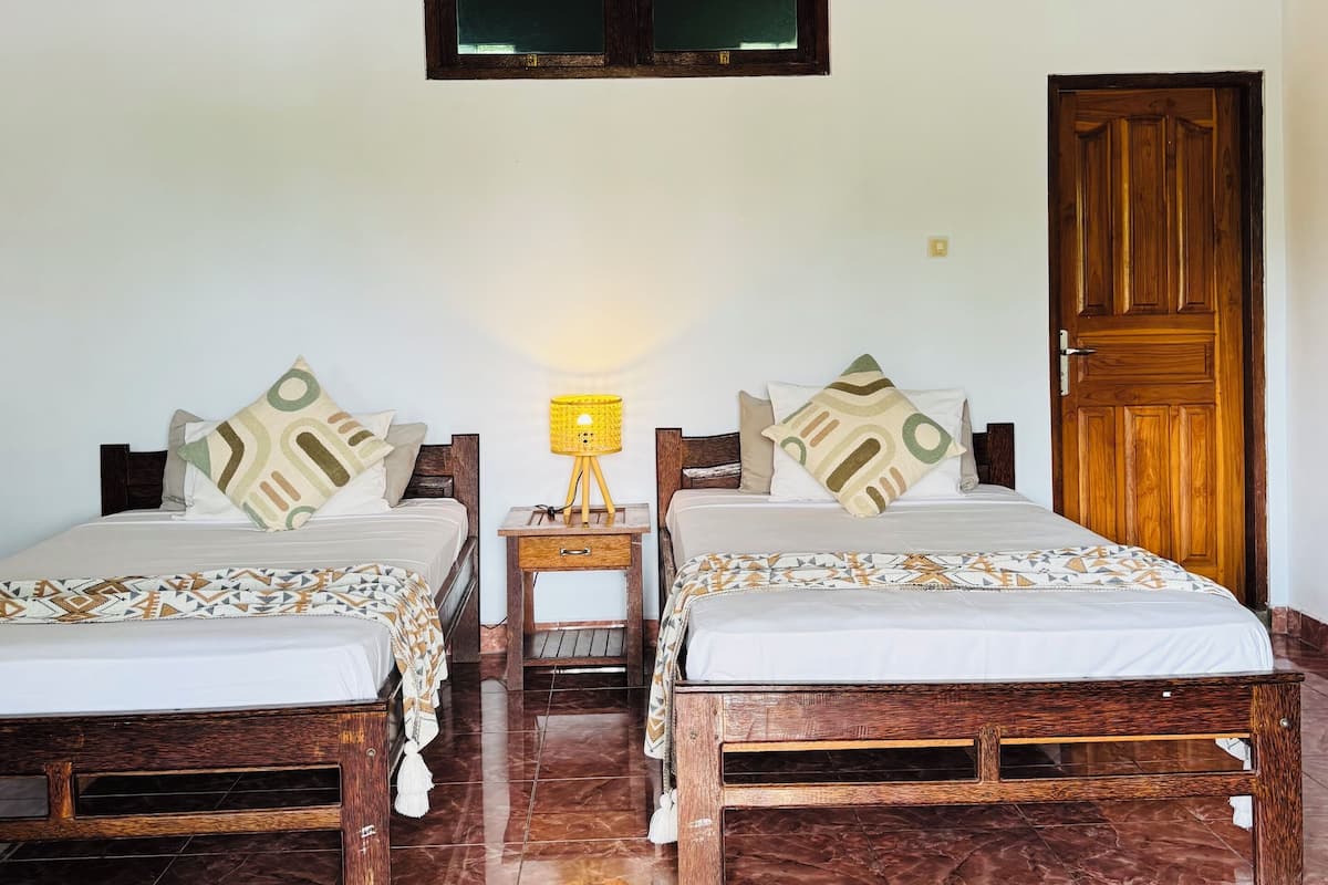 Espace de travail pour ordinateur portable, Wi-Fi gratuit, draps fournis