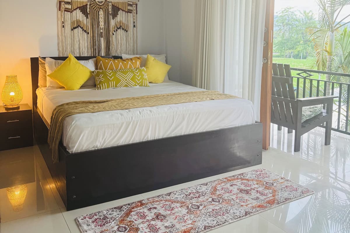 Desk, laptop workspace, cots/infant beds, free WiFi